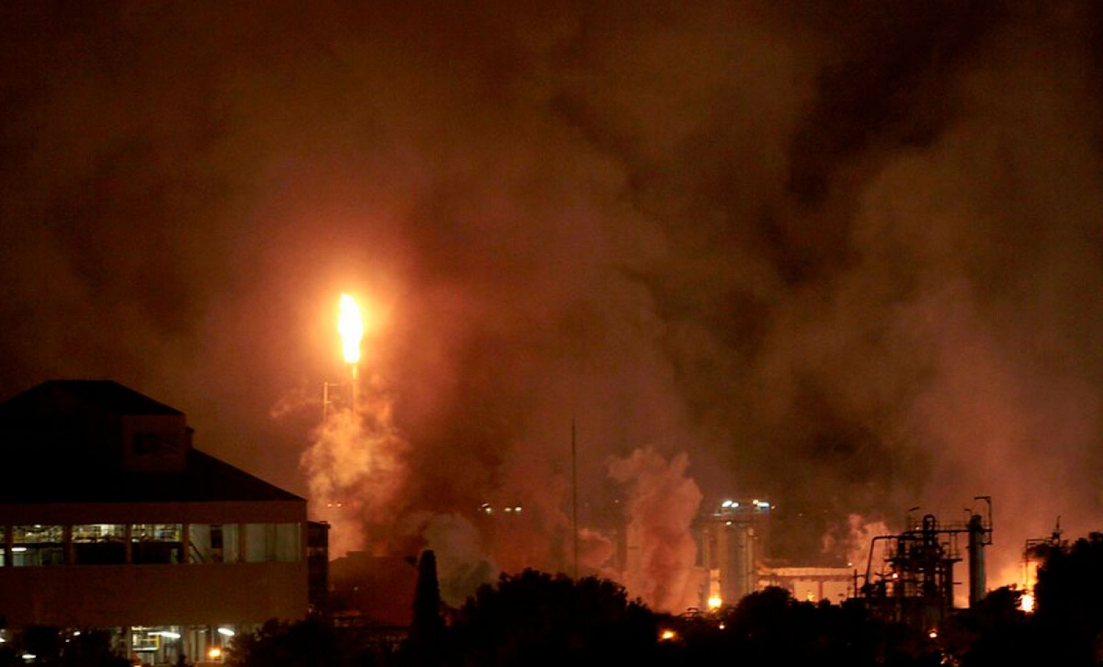 Al menos un muerto, seis heridos y un desaparecido tras la explosión de una petroquímica en Tarragona -RTVE.es