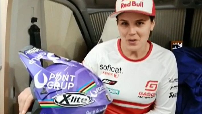 Laia Sanz regala un casco a la pregunta más original