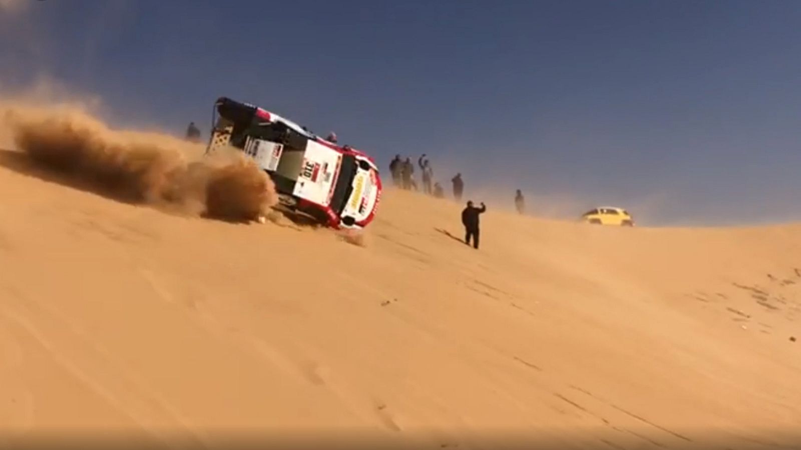 Dakar 2020 | Fernando Alonso sufre un vuelco en una duna en la décima etapa
