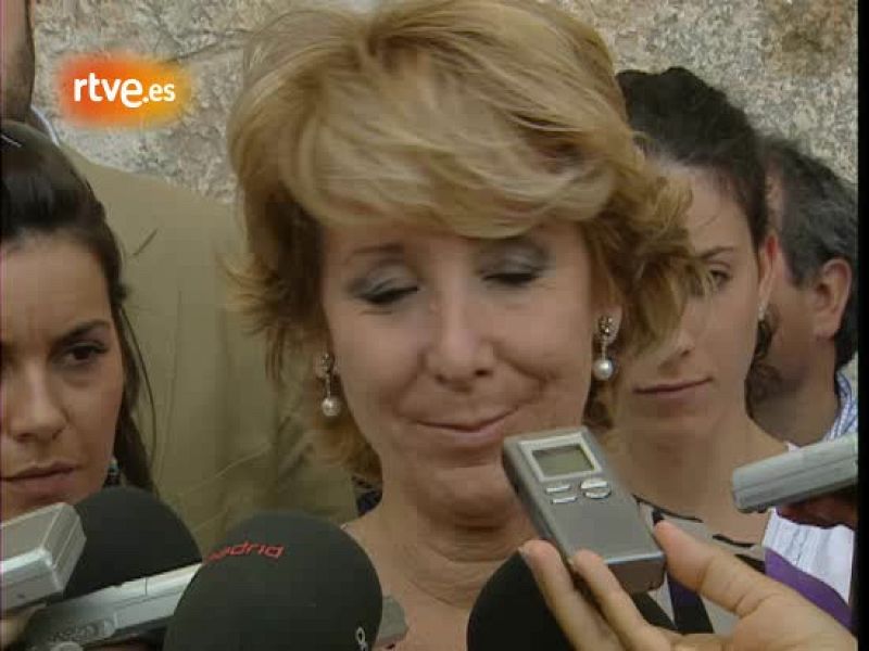 La presidenta de la Comunidad de Madrid, Esperanza Aguirre, asegura que ella devuelve las "cosas de valor" que le regalan