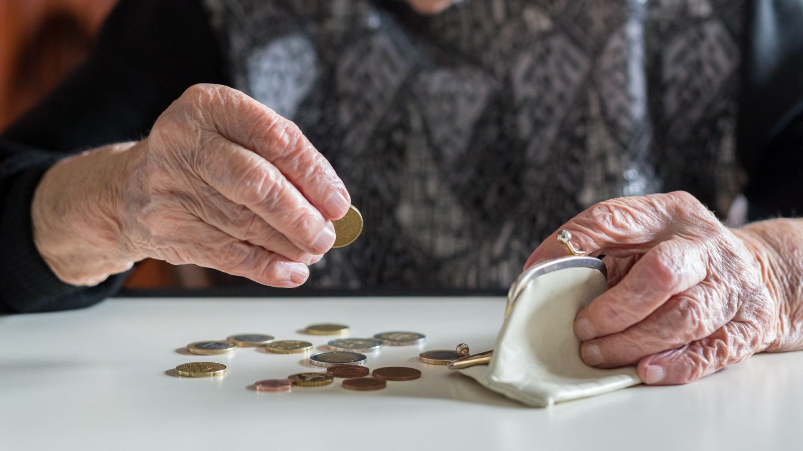 ¿Cómo afectará al bolsillo de los pensionistas la subida del 0,9%? - RTVE.es