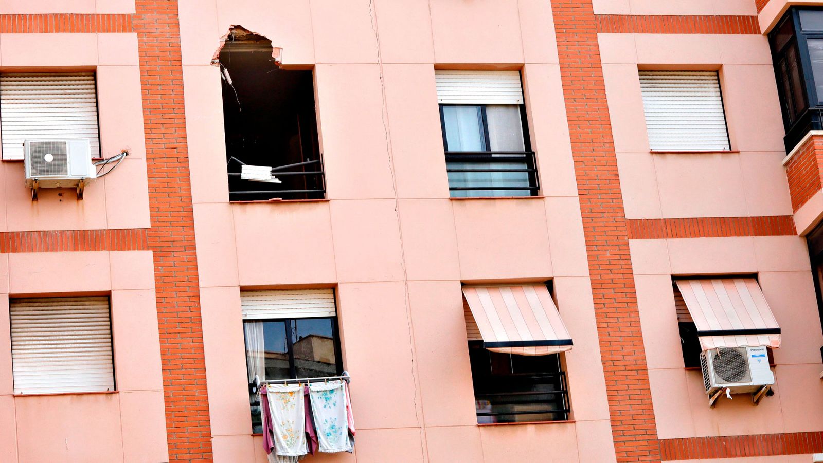 Explosión en Tarragona - Una plancha que salió despedida por la deflagración de Tarragona mata a una persona