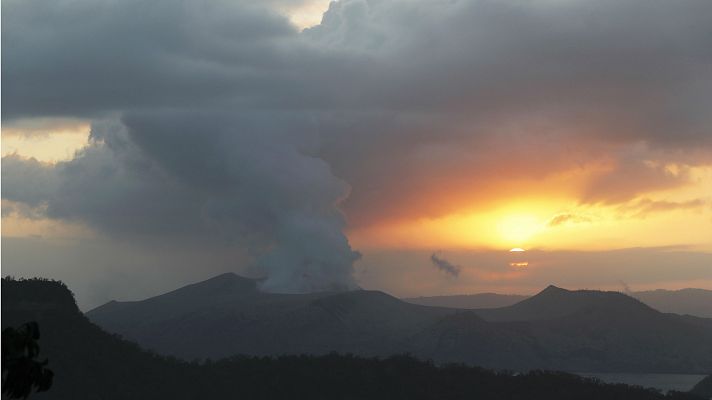El volcán Taal sigue creando alarma en Filipinas