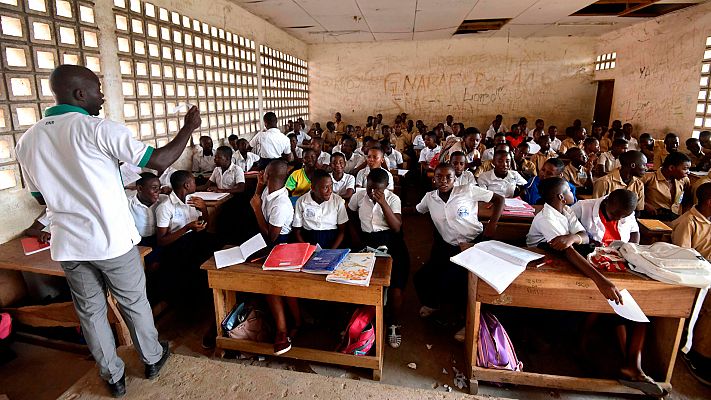 Telediario 1 - Familiares y compañeros recuerdan al niño de Costa de Marfil que murió escondido en avión intentando llegar a París