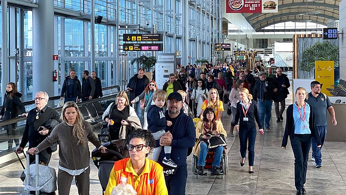 Controlado un incendio que ha obligado a evacuar el aeropuerto de Alicante-Elche