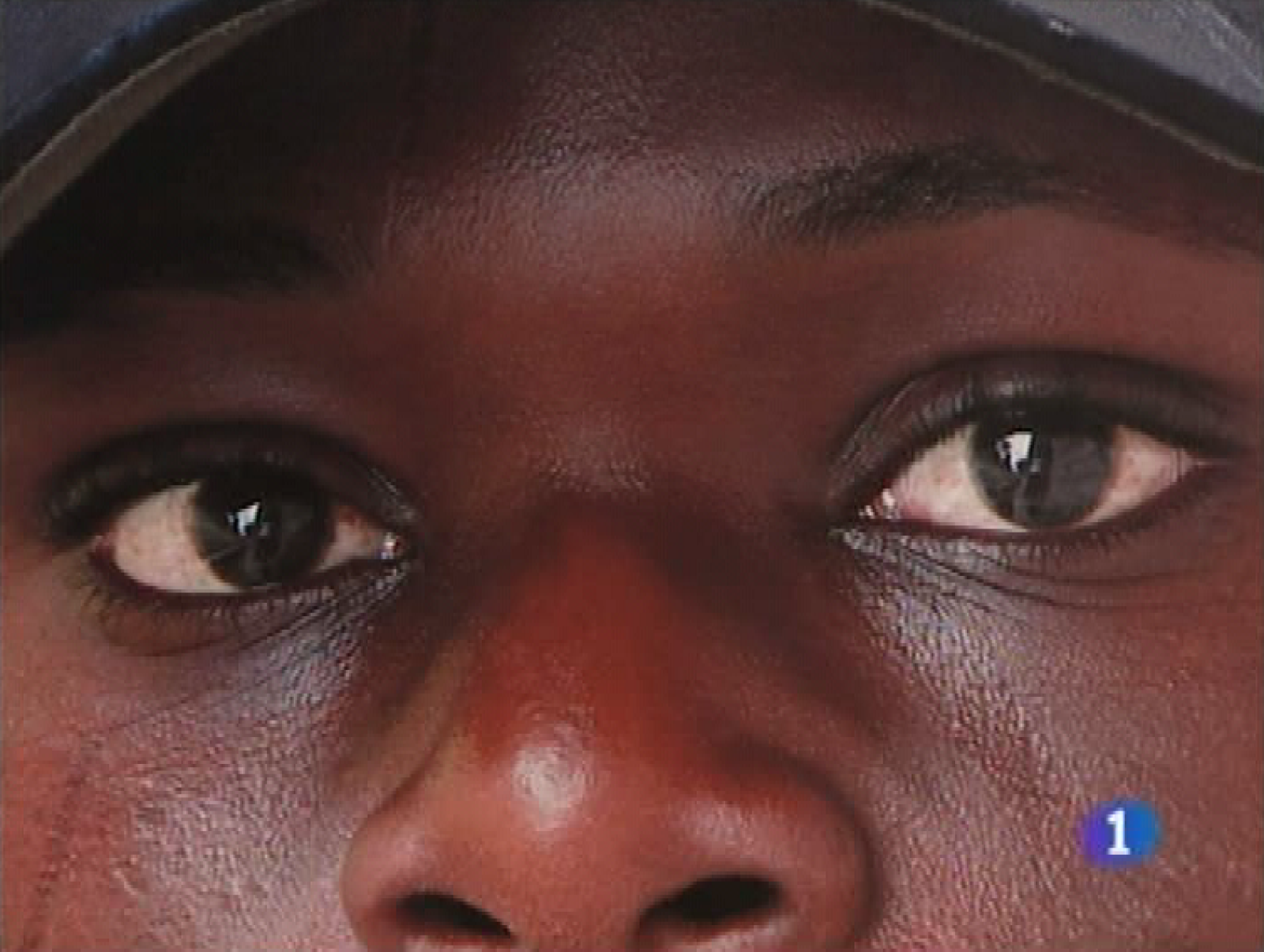  "Miradas" de niños congoleños, 30 miradas llenas de serenidad y esperanza, conforman la primera exposición de una médico asturiana, que ha visto en los ojos de los niños la demanda de ayuda que le ha llevado a crear una oenegé: El pájaro azul.  Esperanza es también el motivo de una doble campaña que promueve la actividad en el mercado de la vivienda en Asturias: los constructores acuerdan con una entidad bancaria dar facilidades para financiar las hipotecas; y la consejería de Vivienda pone en marcha una campaña para facilitar el acceso a las ayudas públicas.