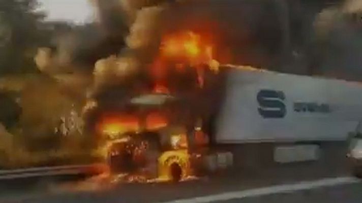 El incendio de un camión con gas en Tarragona obliga a los vecinos a permanecer en el interior de sus casas 