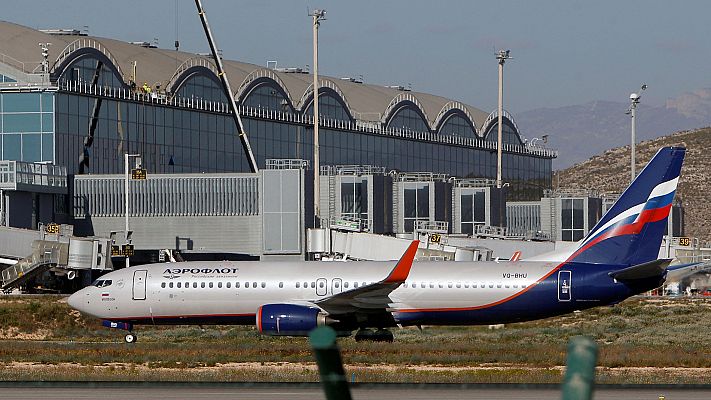Telediario 1 - El aeropuerto de Alicante se reabre al tráfico aéreo de forma progresiva tras el incendio