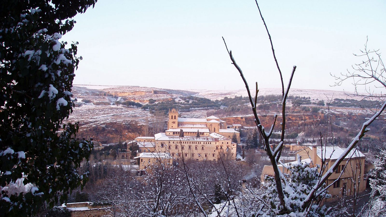 Descenso generalizado de las temperaturas, con ocho provincias en riesgo por nieve y oleaje - ver ahora