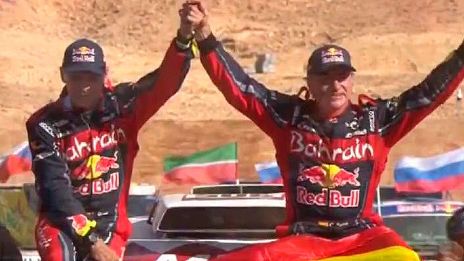 Carlos Sainz y Lucas Cruz suben a lo más alto del podio del Dakar 2020