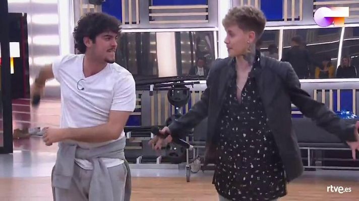 Hugo y Rafa cantan Tu calorro en el segundo pase de micros