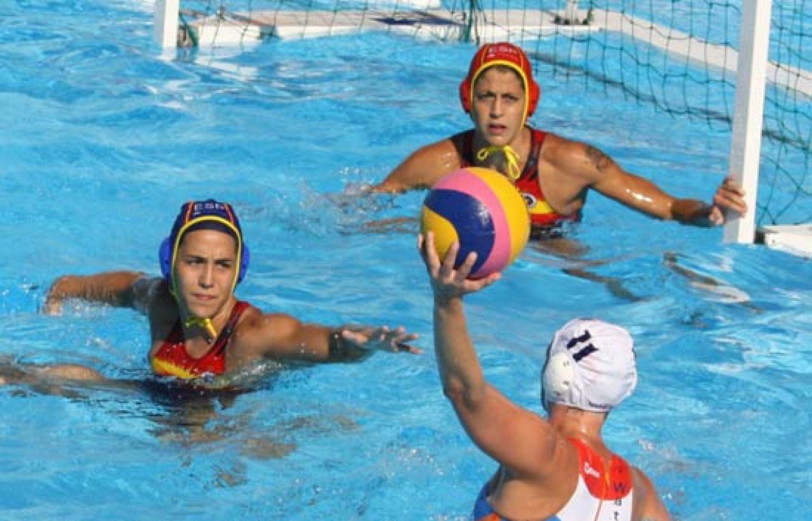 La selección española femenina de waterpolo empata a 15 ante Holanda, vigente campeona de los juegos olímpicos. 
