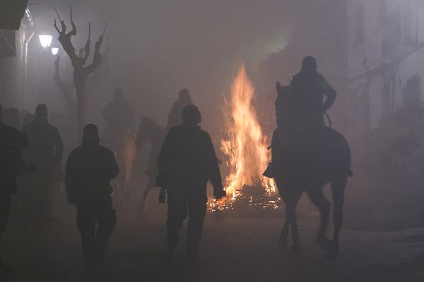 Así saltan los caballos el fuego en la fiesta de "Luminarias