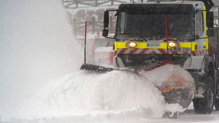 Telediario 1 - Un hombre muere atropellado en el puerto de San Isidro, en Asturias, cuando ponía las cadenas al coche