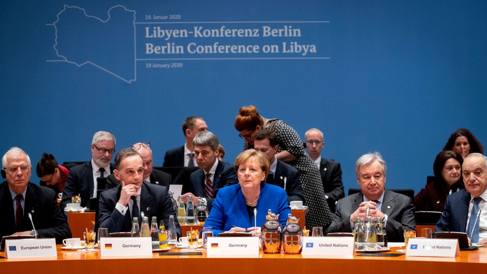 Merkel reúne a Al Serraj y Hafter en Berlín para buscar la paz en Libia  - RTVE.es