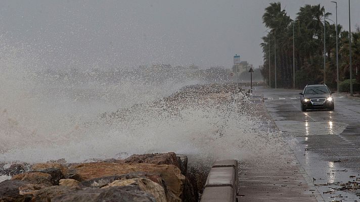 Telediario 1 - Un muerto, carreteras afectadas y desalojos por el temporal de viento y nieve