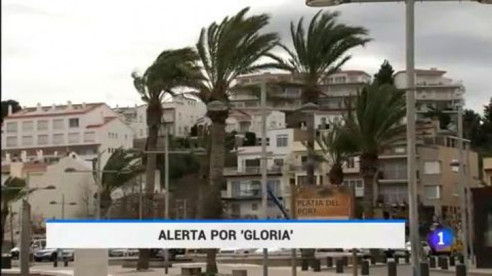 Telediario 1 - Un muerto, carreteras afectadas y desalojos por el temporal de viento y nieve