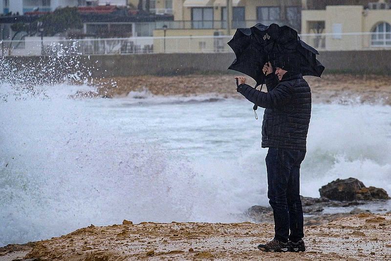 La borrasca Gloria golpea el este de la Península con lluvia,viento y nieve 