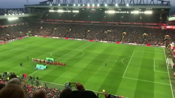 Fútbol - Anfield vibra en el derbi con el United