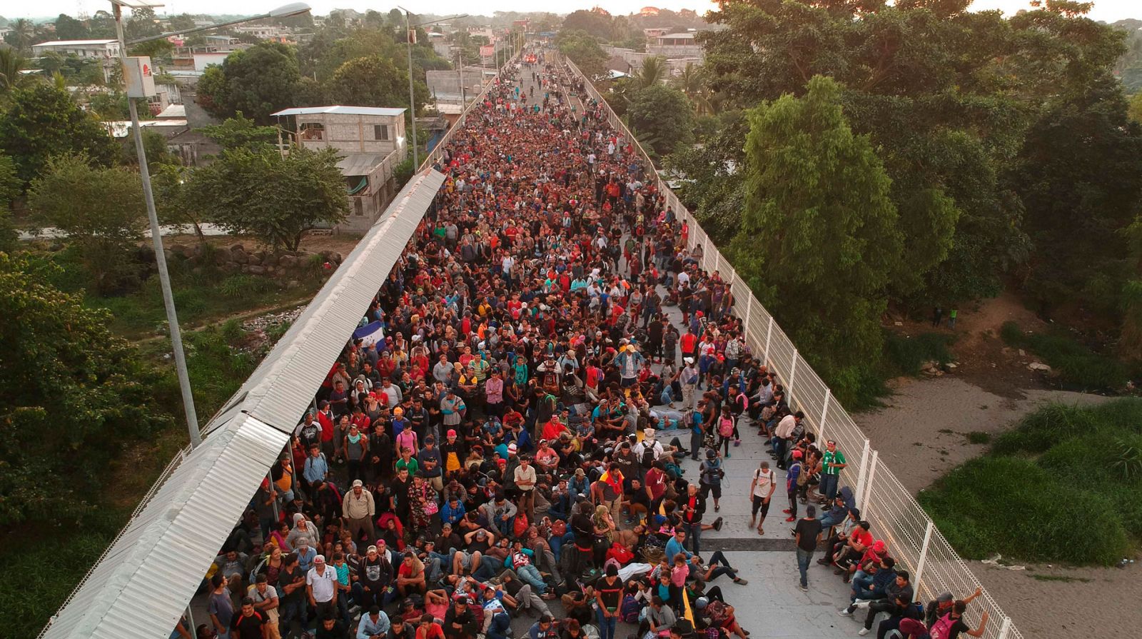 La última caravana migrante espera en la frontera de Guatemala a que México abra el paso