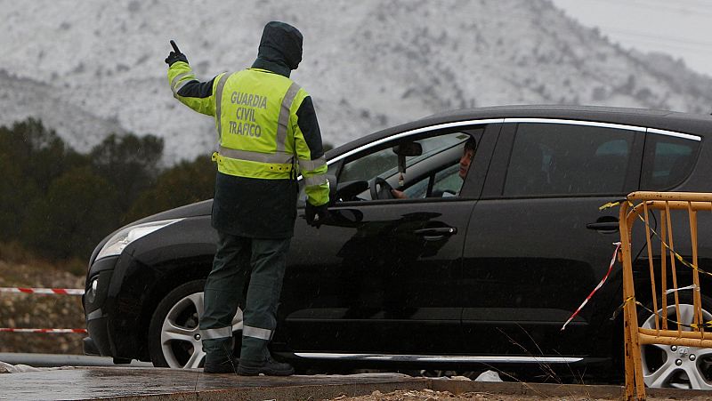 La DGT vigila las condiciones de los turismos ante el aumento de riesgo en carretera por el temporal