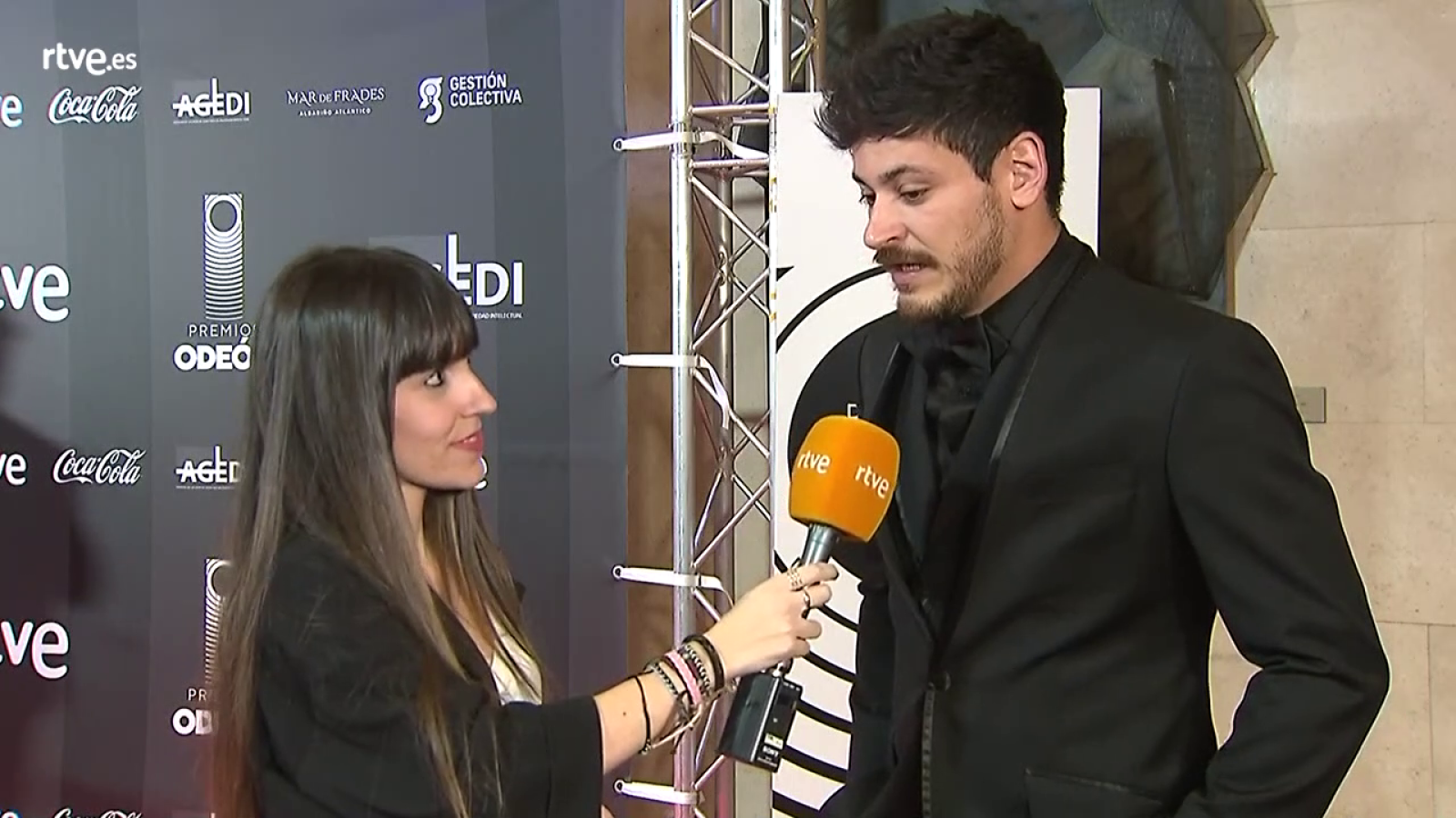 Alfombra roja de los Premios Odeón - Entrevista a Cepeda | Ver