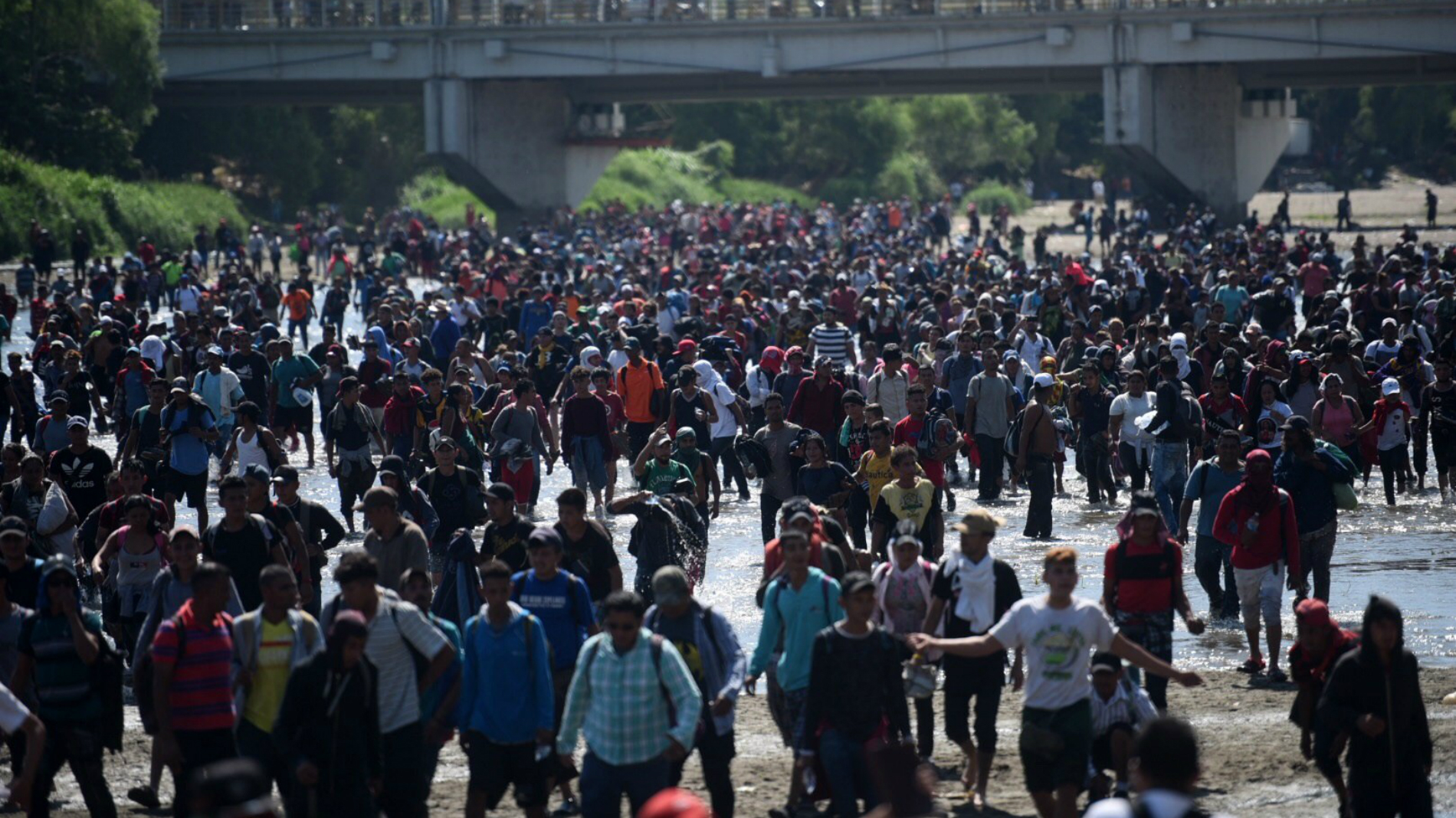 Centenares de migrantes se enfrentan a la polic a para intentar entrar en M xico desde Guatemala