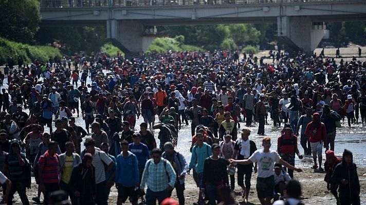 Migrantes se enfrentan a la policía para entrar en México