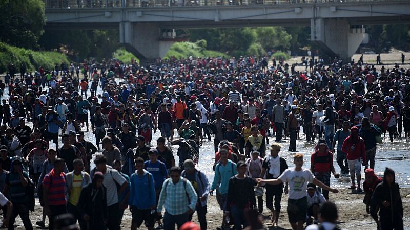 Centenares de migrantes se enfrentan a la policía para intentar entrar en México desde Guatemala