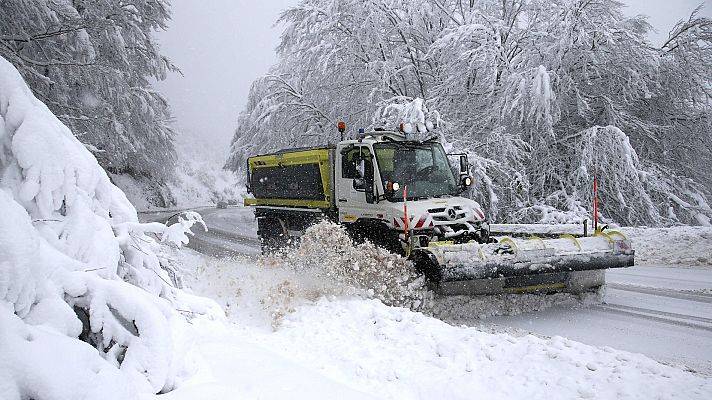 La borrasca Gloria deja por el momento tres muertos y un efecto "devastador" en la costa