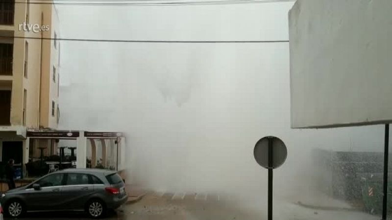 Una ola salpica más de cuatro pisos de altura en Mallorca