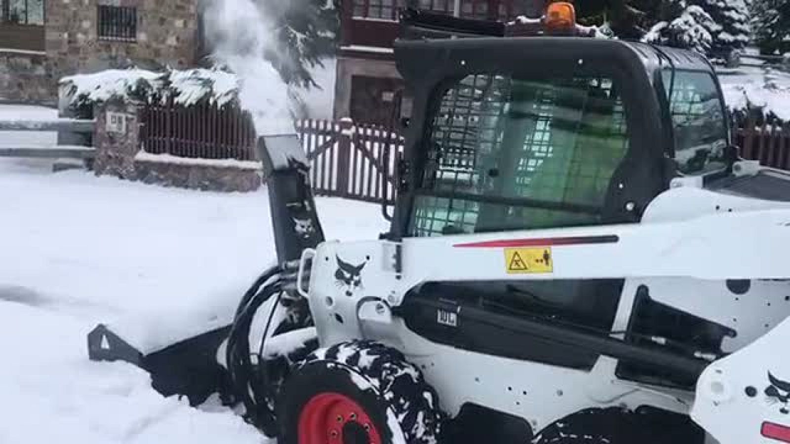 Gran nevada en la urbanización "La Raya" (Asturias) | Ver
