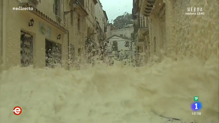 Tossa de Mar (Girona) inundada por la espuma del mar.
