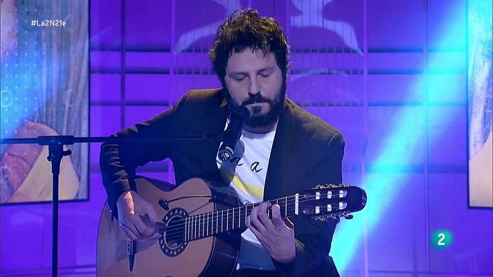 La 2 Noticias - El Kanka interpretra "Guapos y guapas" en La 2 Noticias