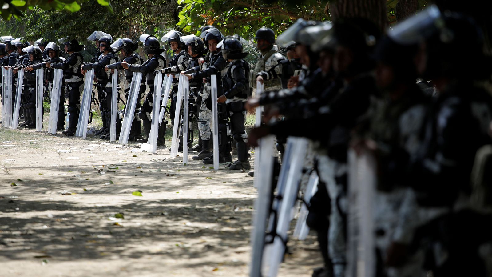 La caravana de migrantes regresa a Guatemala por el bloqueo policial de México - RTVE.es