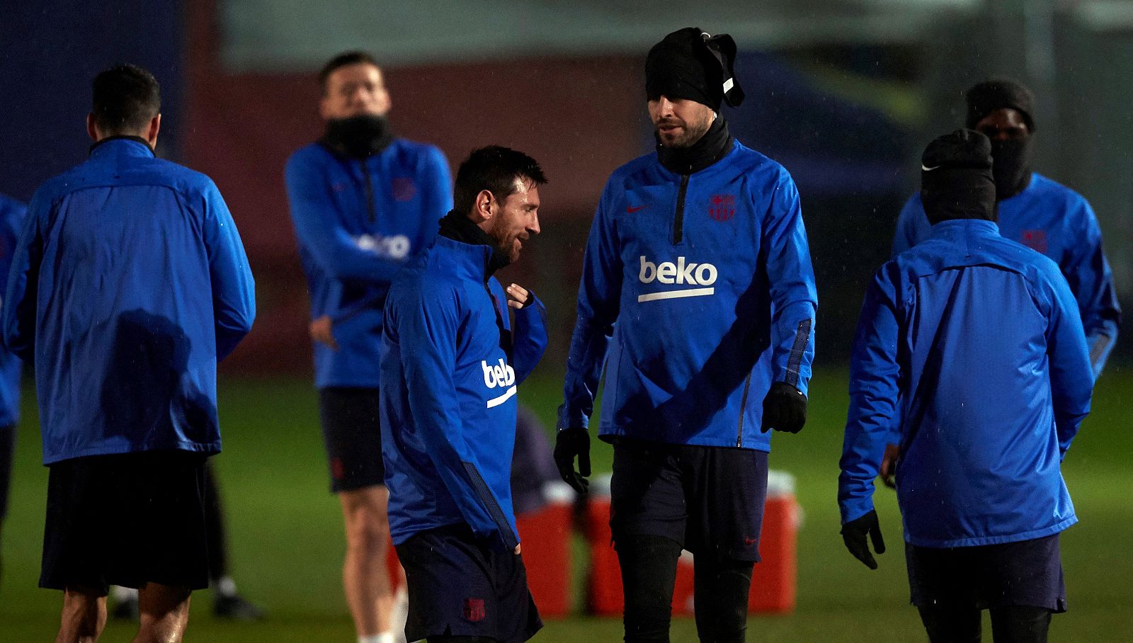 Messi y Piqué durante el entrenamiento previo al encuentro de la Copa del Rey ante el Ibiza