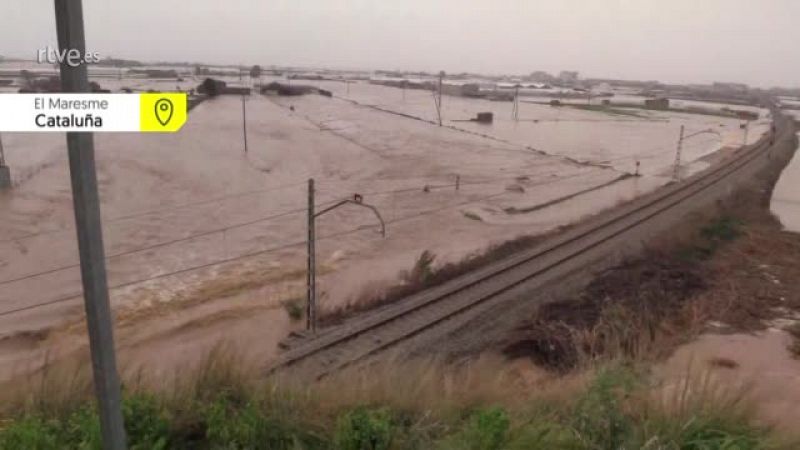 Carreteras, vías del tren y coches, anegados por las lluvias en El Maresme (Barcelona)