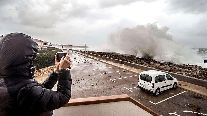 Modo Digital - Una gran ola en Baleares sorprende a dos personas que se refugian del temporal 'Gloria'