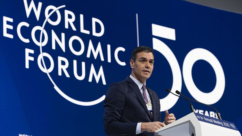 Pedro Sánchez envía un mensaje de tranquilidad y se compromete a reducir el déficit público en Davos