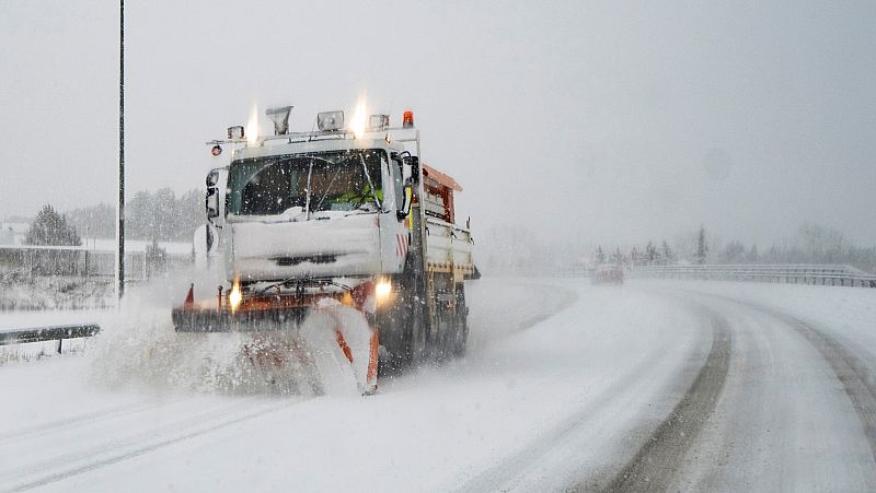 Los militares colaboran para reabrir las carreteras cortadas en Teruel por el temporal 'Gloria'