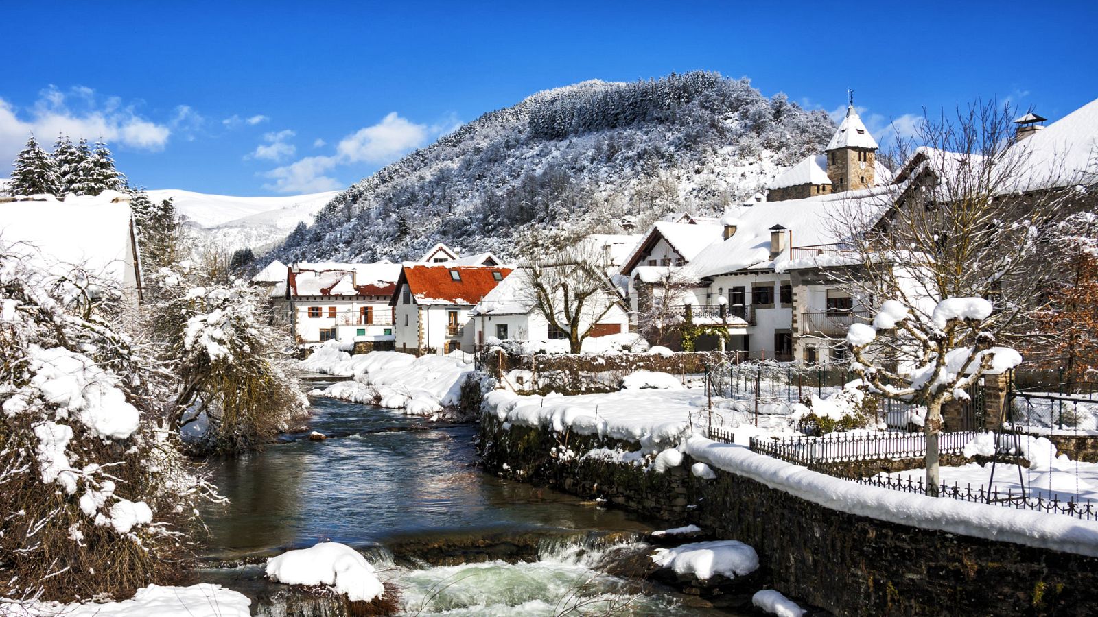 Viento fuerte en el litoral de Galicia y en Girona, nevadas en el Pirineo oriental - ver ahora