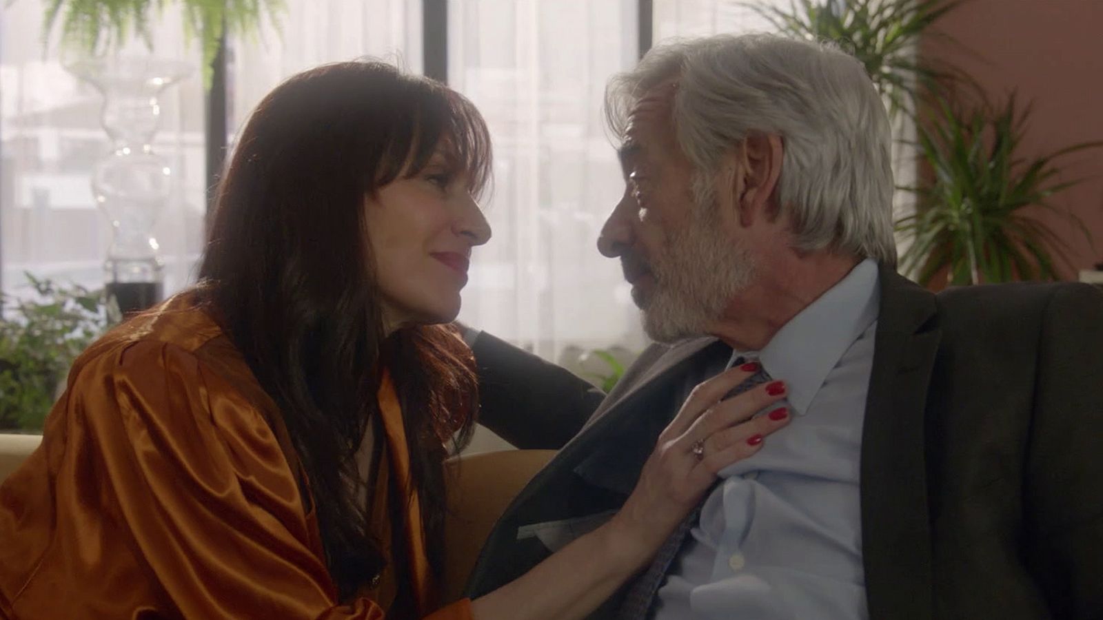 Cuéntame cómo pasó - Antonio sorprende a Cata con un ramo de flores - RTVE.es - Cuéntame cómo pasó | Ver