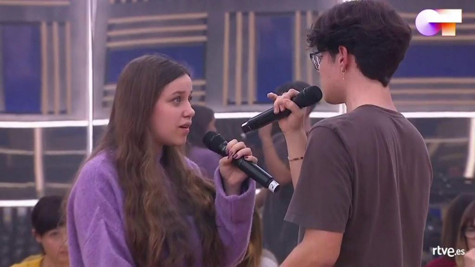 Eva y Flavio cantan "Copenhague", de Vetusta Morla, en el primer pase de micros de la Gala 2 de Operación Triunfo 2020