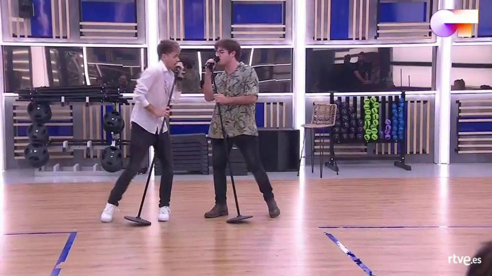 Hugo y Gèrard interpretan ¿Sucker¿, de Jonas Brothers, en el primer pase de micros de la Gala 2 de Operación Triunfo 2020