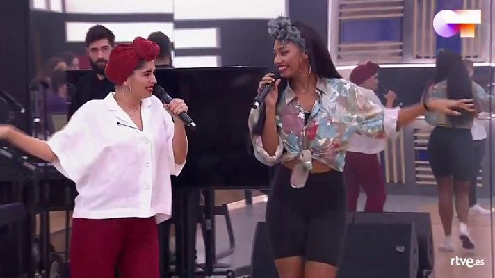 Anajú y Nia interpretan "Guantanamera" en el primer pase