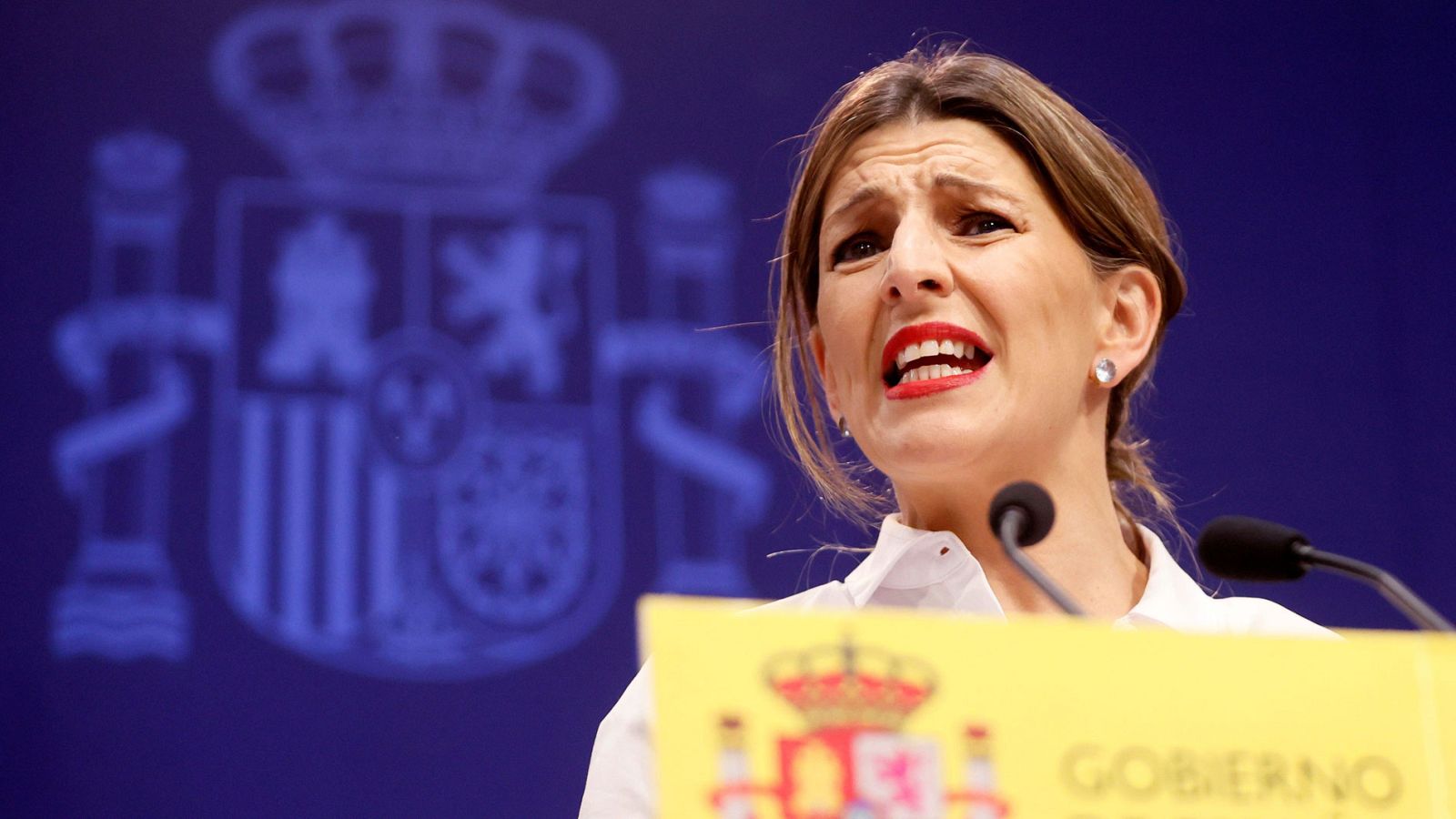 Gobierno, sindicatos y patronal pactan subir el salario mínimo a 950 euros