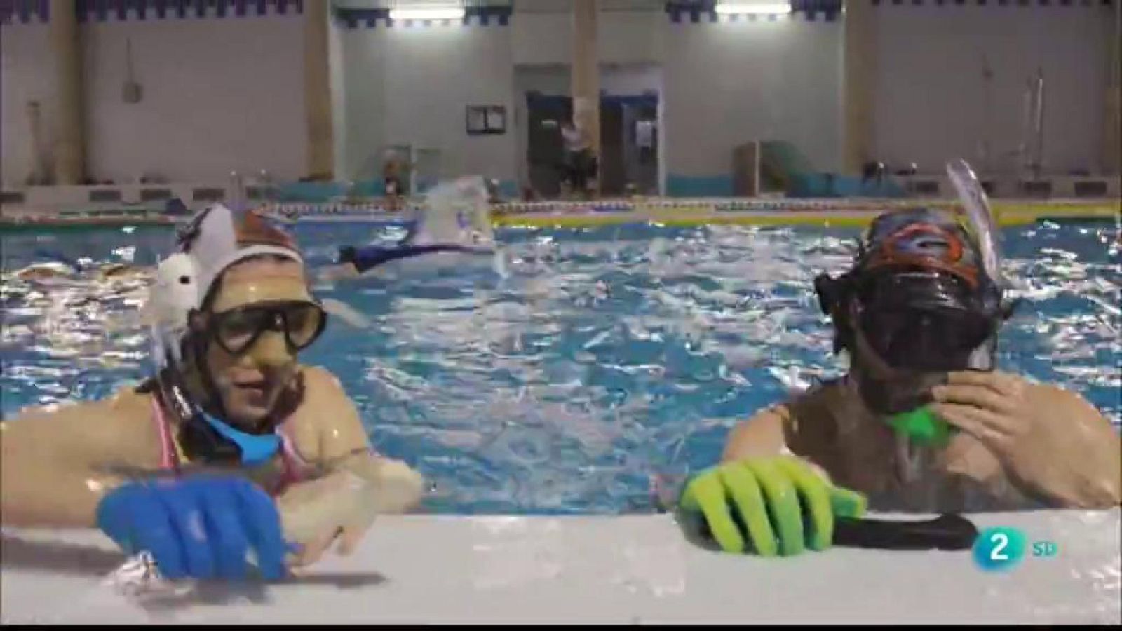 Insòlits descobreix l'hoquei subaquàtic amb aletes i stick