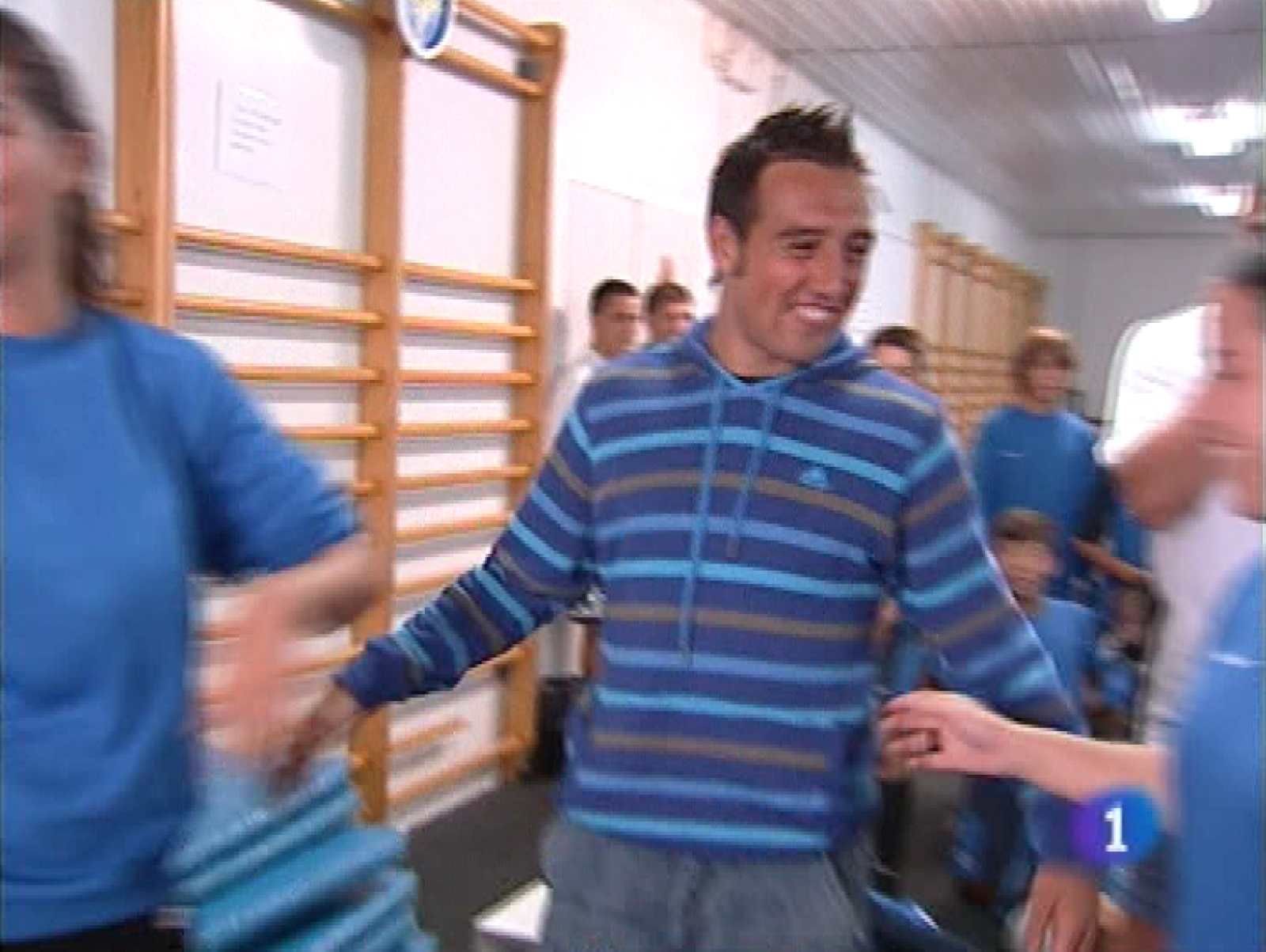  Santi Cazorla ha vuelto a reunirse con sus colores originales, los del Real Oviedo. Sigue siendo del Villareal y no quiere hablar sobre la oferta del Real Madrid; hoy sólo ha querido dialogar con los niños que participan en el campus de verano del Real Oviedo. Mientras, en otros cursos de verano, los de la Escuela Asturiana de Estudios Hispánicos, se ha hablado del presente y del futuro energético. El presidente de UNESA, la patronal eléctrica, ha abogado porque el futuro de la energía nuclear se decida en función de criterios técnicos y no ideológicos.