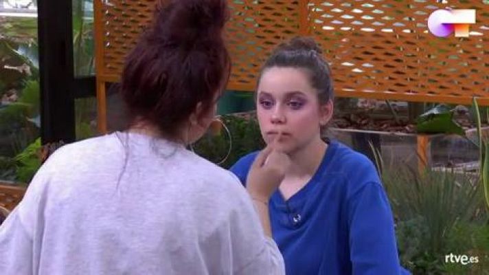 OT 2020 - Ariadna maquilla a los chicos de la academia