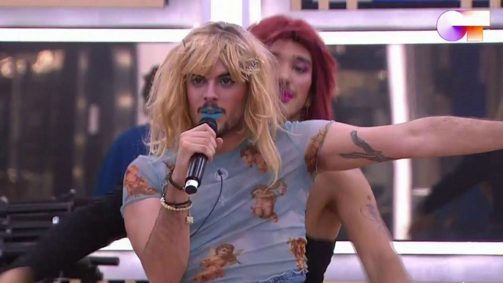 Ariadna maquilla a los chicos de la academia 